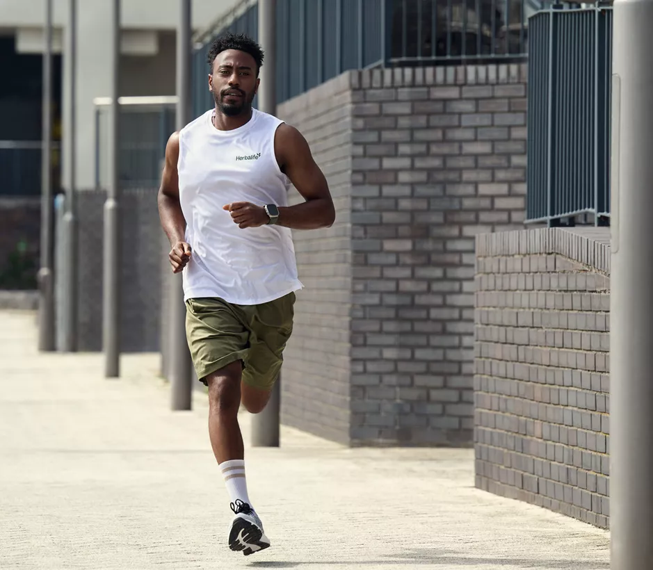 fi-man-running-city
